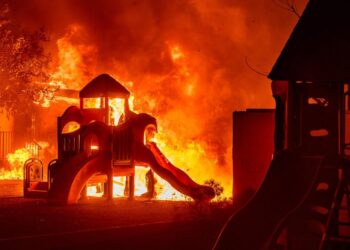 Un quartier luxueux de Los Angeles évacué à cause d&rsquo;un fort incendie (Etats-Unis)