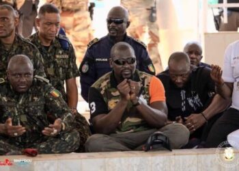 Tanènè : le Général Mamadi Doumbouya se recueille sur la tombe de l’ancien président Lansana Conté