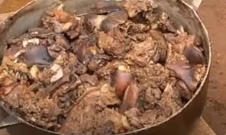 Conakry – Yembéya : une vendeuse surprise en flagrant délit de vente de la viande de chien préparée en bouillon