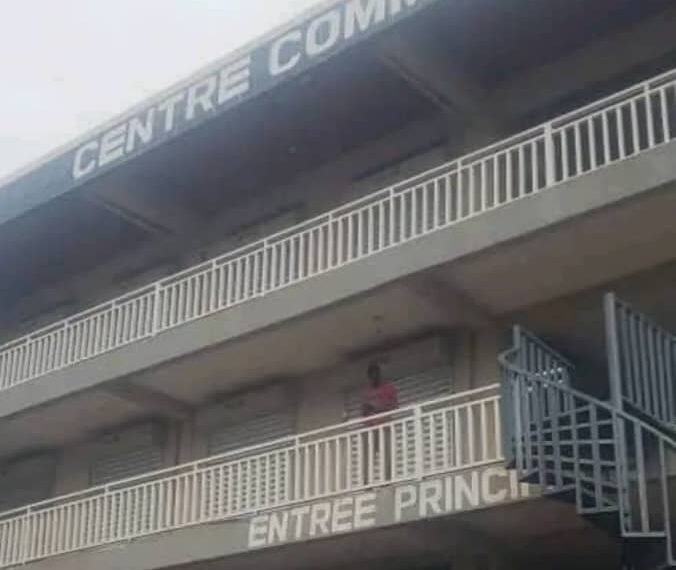 KINDIA : Une colère atroce chez les femmes commerçantes qui dénoncent une « trahison » devant le centre commercial EBT