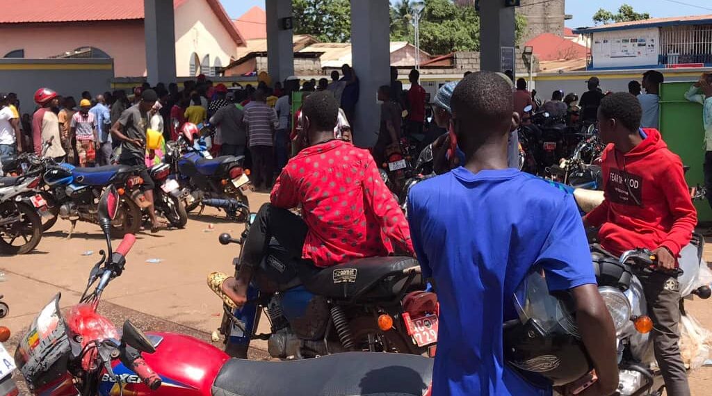 Crise de carburant à Conakry : La queue leu-leu des citoyens devant les stations service