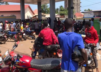 Crise de carburant à Conakry : La queue leu-leu des citoyens devant les stations service