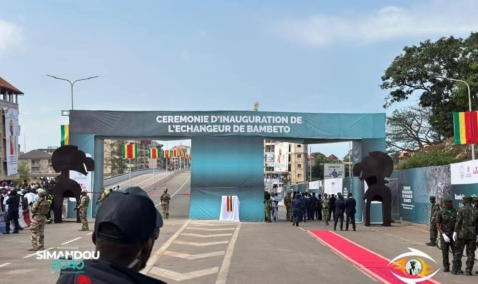 L&rsquo;inauguration de l&rsquo;échangeur de Bambéto : Le président Mamadi Doumbouya honore les victimes de l&rsquo;axe 
