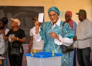 Présidentielle du 28 décembre: Dre Diaka Sidibé accomplit son devoir  civique 