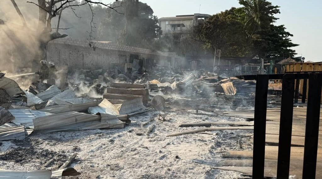 Incendie ravageur à la plage de Rogbané : les autorités examinent les altérations et communiquent sur l&rsquo;ouverture d&rsquo;une enquête 