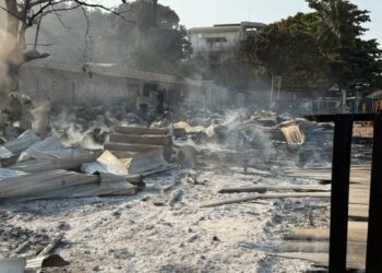 Incendie ravageur à la plage de Rogbané : les autorités examinent les altérations et communiquent sur l&rsquo;ouverture d&rsquo;une enquête 