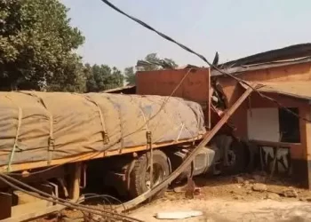 Accident mortel sur la route de kindia : un camion perd le contrôle et tue une fillette d&rsquo;un an dans la maison 