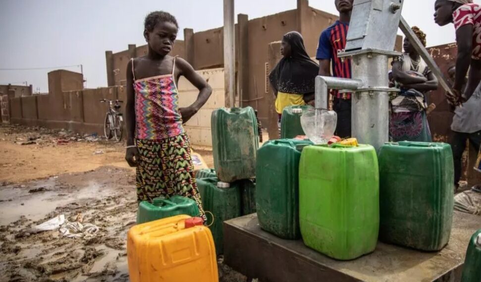 Burkina Faso : les factures d&rsquo;eau impayées mèneront directement à des travaux d’intérêt général 