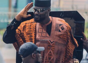 Conakry : le président Mamadi Doumbouya accueilli en héros par la population guinéenne 