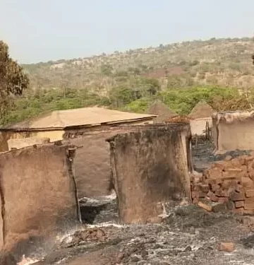 Siguiri / Hilimalô : un incendie réduit en cendres 80 cases et 12 greniers 