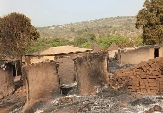 Siguiri / Hilimalô : un incendie réduit en cendres 80 cases et 12 greniers 
