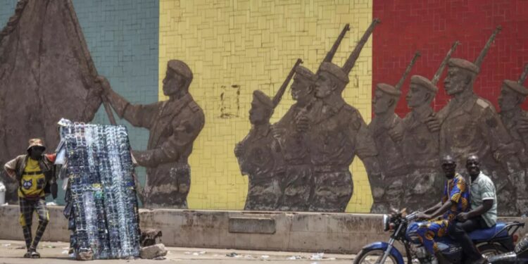 Mali: après la mort du ministre de la Défense, les populations inquiètes malgré un certain calme