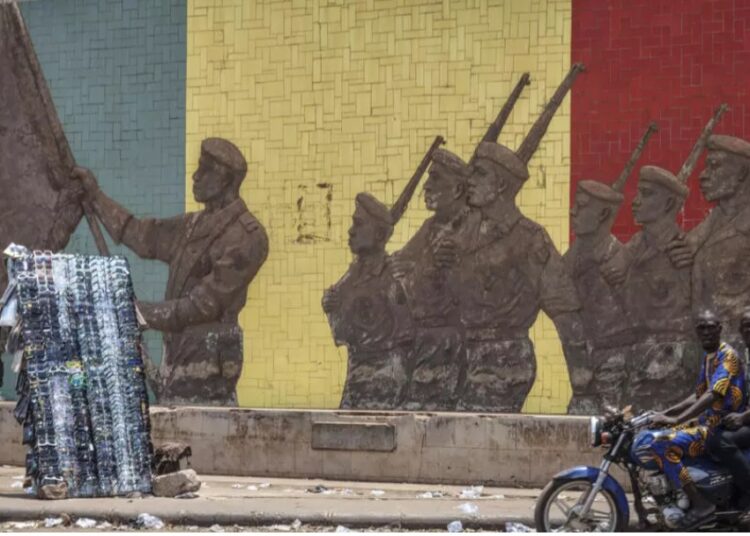 Mali: après la mort du ministre de la Défense, les populations inquiètes malgré un certain calme