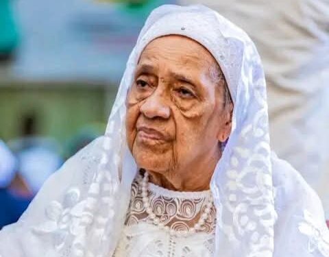 Hommage à Hadja Andrée Touré : l’incarnation de la dignité guinéenne Par Boubacar Yacine Diallo