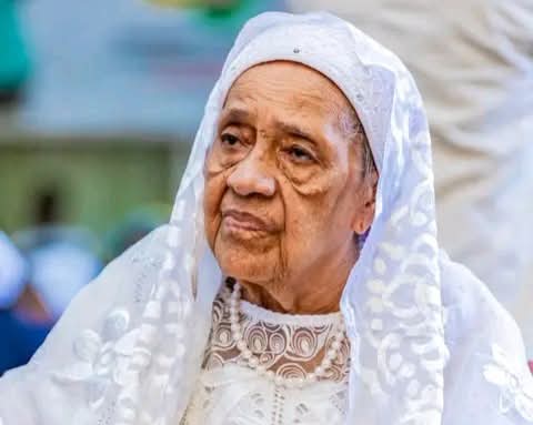 Hommage à Hadja Andrée Touré : l’incarnation de la dignité guinéenne Par Boubacar Yacine Diallo