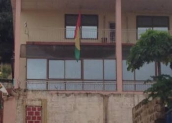 Trafic de migrants : un faux consulat guinéen démantelé en Sierra Leone, cinq suspects remis à la justice de Conakry