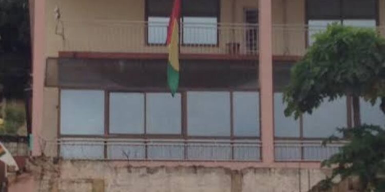 Trafic de migrants : un faux consulat guinéen démantelé en Sierra Leone, cinq suspects remis à la justice de Conakry