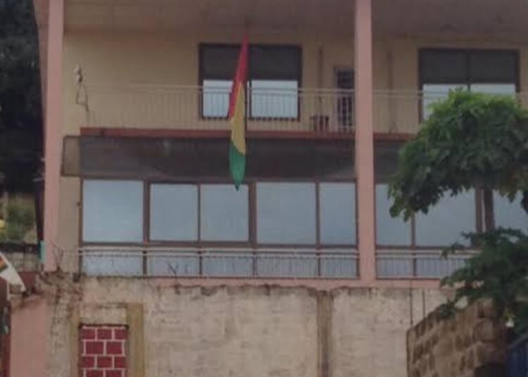 Trafic de migrants : un faux consulat guinéen démantelé en Sierra Leone, cinq suspects remis à la justice de Conakry