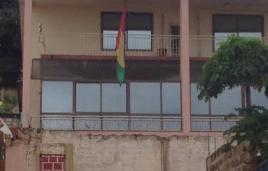 Trafic de migrants : un faux consulat guinéen démantelé en Sierra Leone, cinq suspects remis à la justice de Conakry