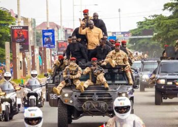 Après quelques jours de repos en Grèce, Mamadi Doumbouya regagne Conakry dans une ambiance de ferveur populaire