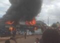 Coyah : un violent incendie ravage une dizaine de magasins de matériaux de construction à Somayah Mosquée