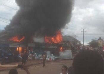 Coyah : un violent incendie ravage une dizaine de magasins de matériaux de construction à Somayah Mosquée