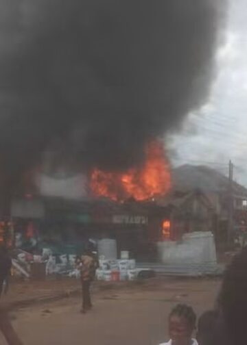 Coyah : un violent incendie ravage une dizaine de magasins de matériaux de construction à Somayah Mosquée