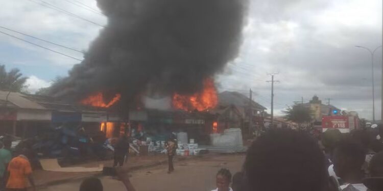Coyah : un violent incendie ravage une dizaine de magasins de matériaux de construction à Somayah Mosquée