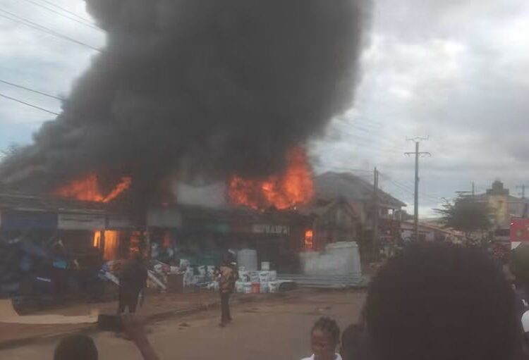 Coyah : un violent incendie ravage une dizaine de magasins de matériaux de construction à Somayah Mosquée