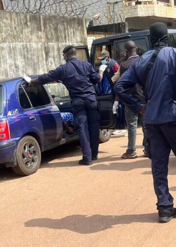 Conakry : deux personnes retrouvées mortes dans un véhicule à Petit Simbaya