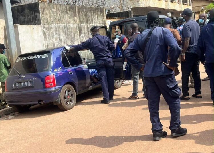 Conakry : deux personnes retrouvées mortes dans un véhicule à Petit Simbaya