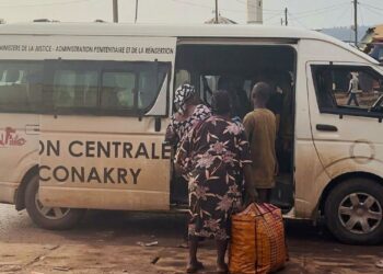 Guinée : un gardien de prison suspendu pour avoir transporté des civils dans un véhicule pénitentiaire