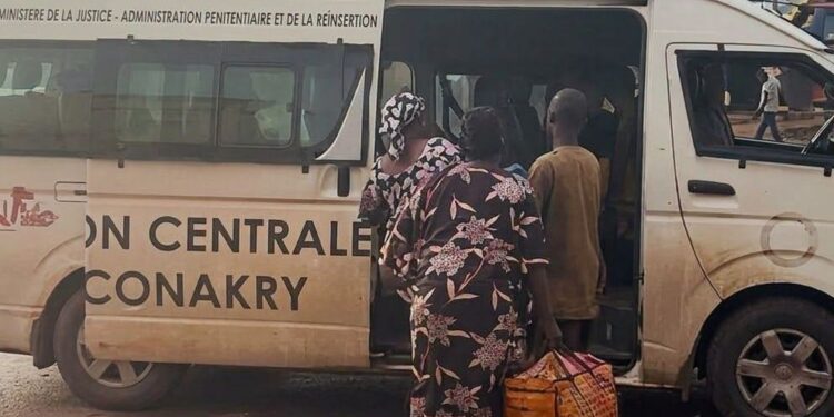 Guinée : un gardien de prison suspendu pour avoir transporté des civils dans un véhicule pénitentiaire