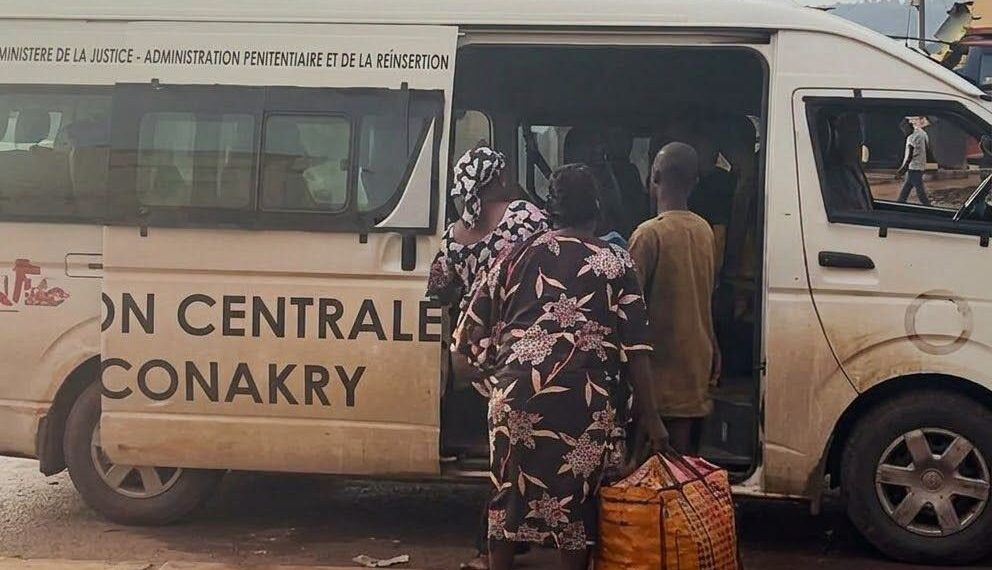 Guinée : un gardien de prison suspendu pour avoir transporté des civils dans un véhicule pénitentiaire